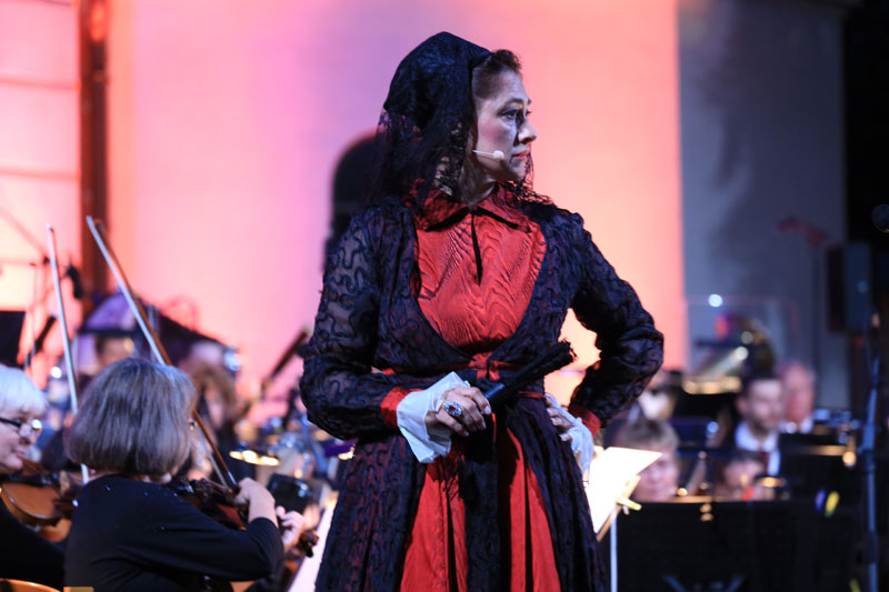 Ilona Nymoen Habañera aus der Oper "Carmen" von Georges Bizet; aufgenommen während des Open- Air - Konzertes am Potsdam: Klassik am Weberplatz